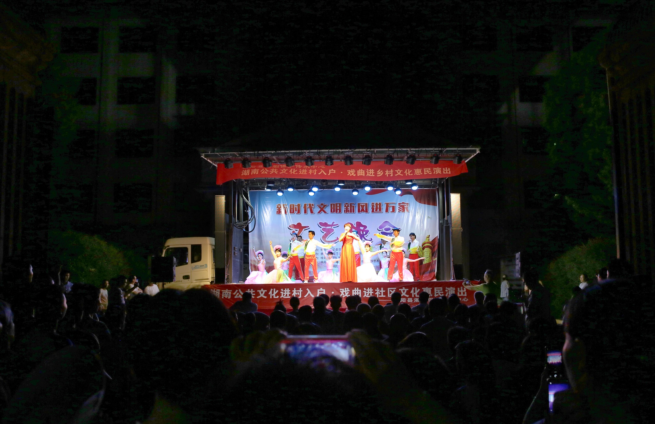 7月12日南塔社区六网格原地税局办公楼大门口停车场 7月12日南塔社区六网格原地税局办公楼大门口停车场.jpg