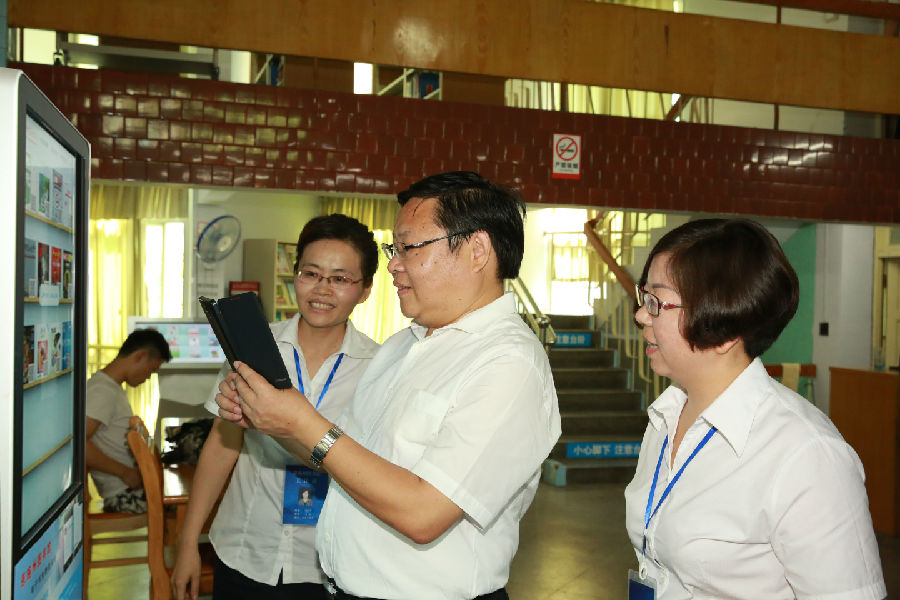 6月6日州委常委、宣传部长、副州长马尚云(右二)到州图书馆调研综合部阅览室.jpg?v=1762215914194