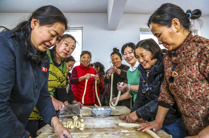《幸福的大家庭》2 靳巧云