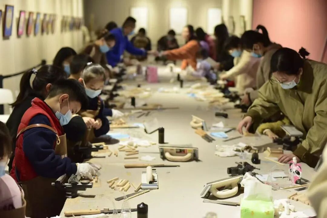 美术馆美育课堂-“木韵生花——创意笔筒手作”活动