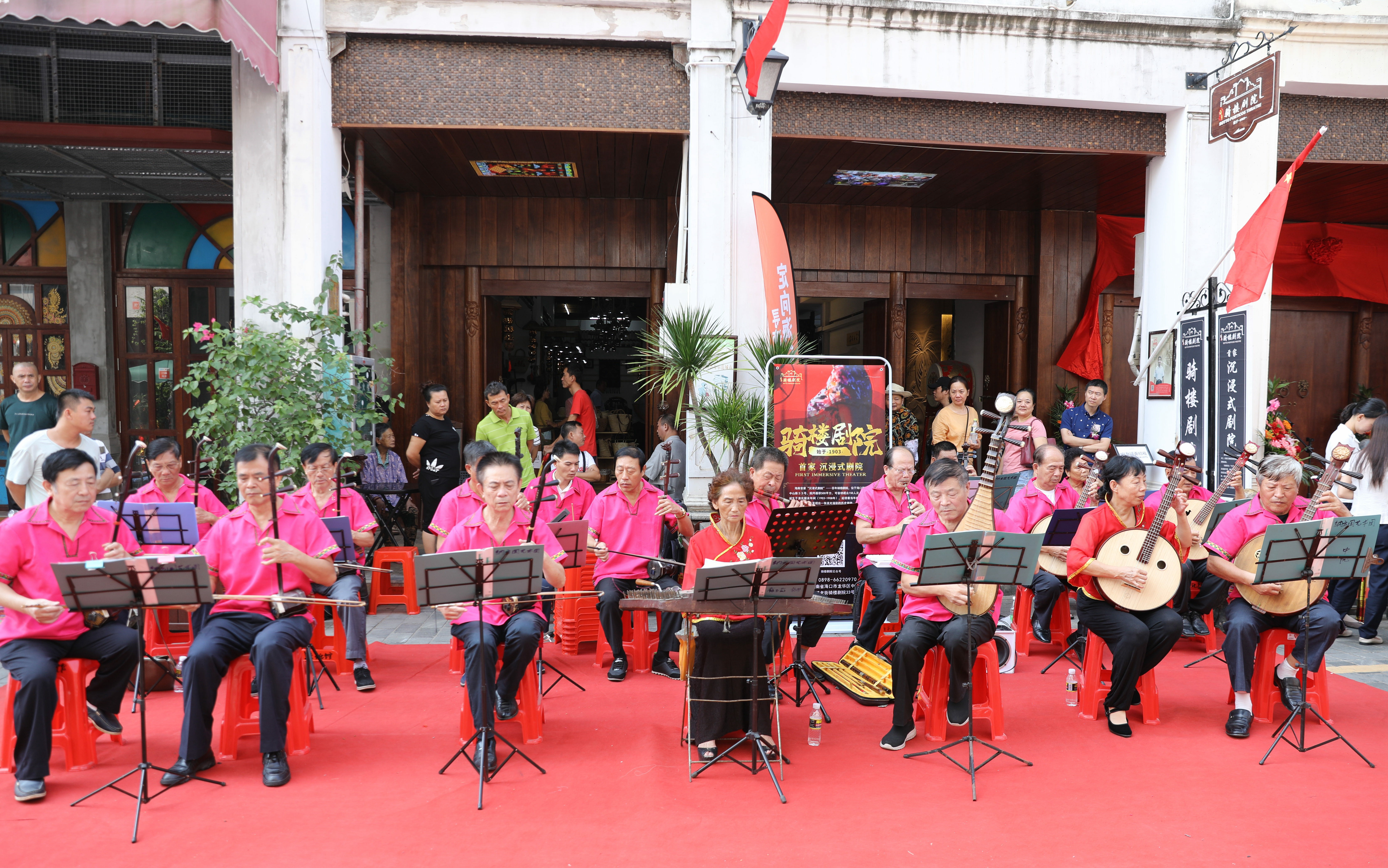 八音乐队在中山路骑楼老街表演.jpg