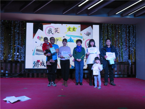 活动中,副馆长杨帆为获奖的孩子们颁发了奖品和精美的图书。