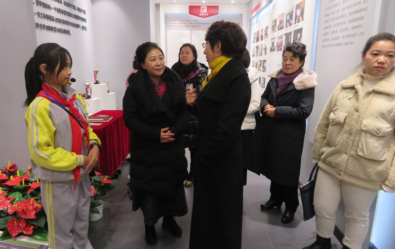 会后,红雨老师在区、校领导陪同下参观了南仁东小学校史馆1