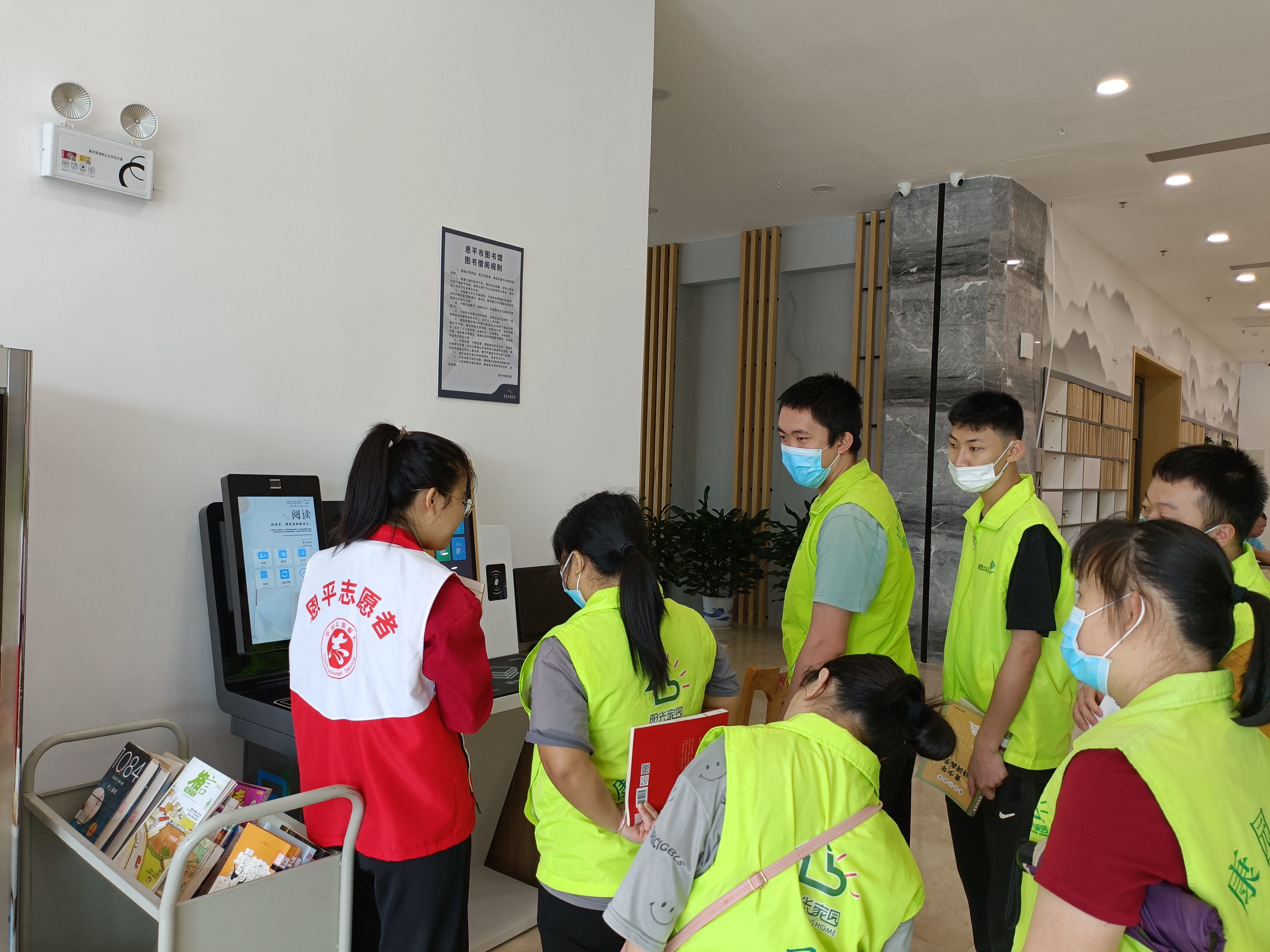 志愿者带学员们体验无障碍阅读和智慧借阅3.jpg