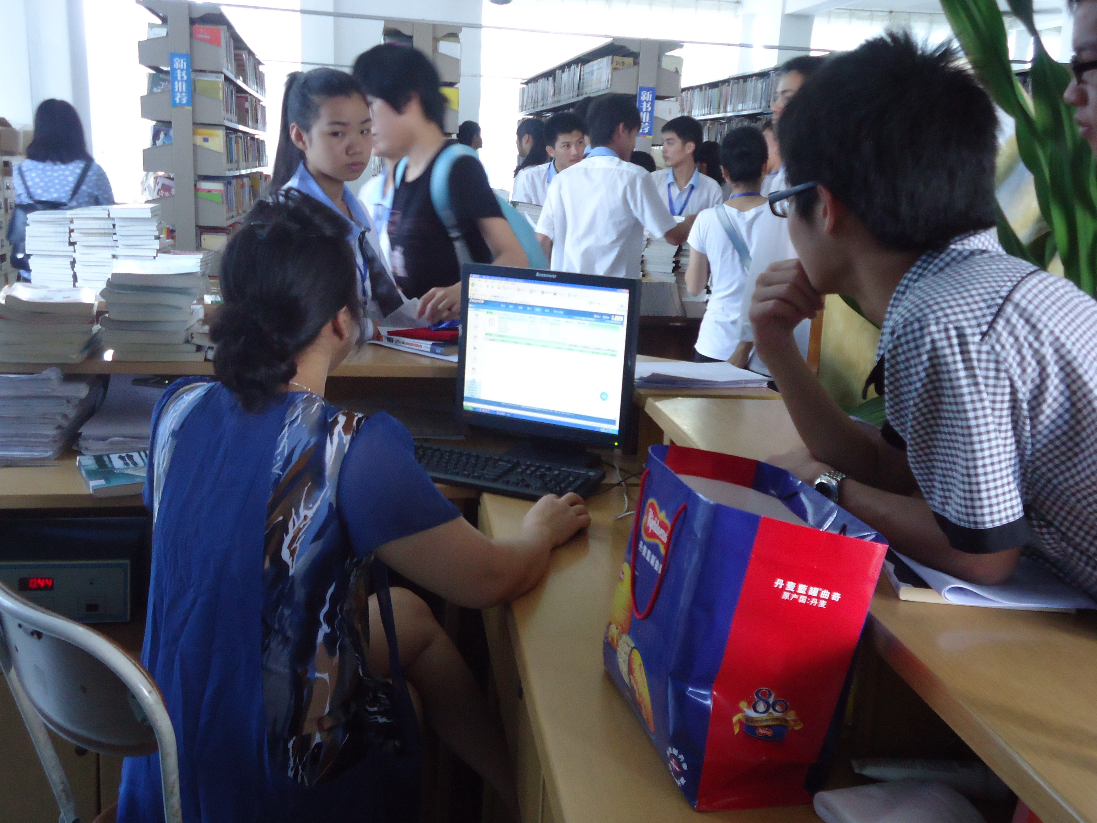 图书借阅厅读者群 图书借阅厅读者群.jpg?v=1765850700125