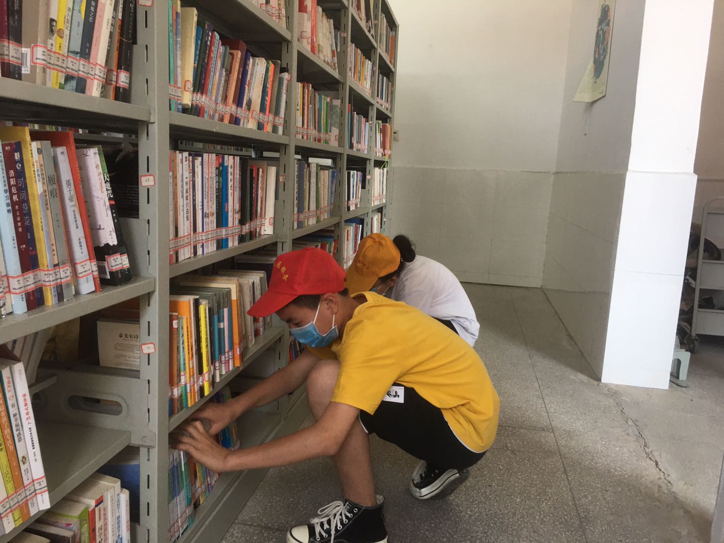 5月13日未成年志愿者在区图书馆藏书室进行图书排查错架志愿服务活动 5月13日未成年志愿者在区图书馆藏书室进行图书排查错架志愿服务活动.jpg