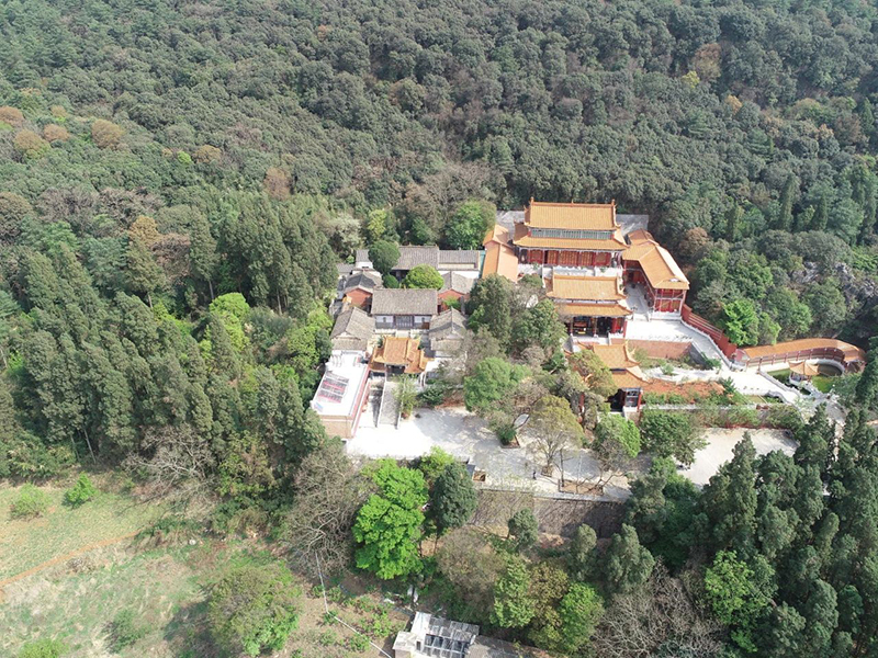 位于中枢镇吉双乡村后山中的东华寺.jpg