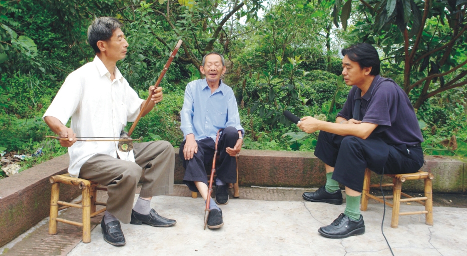 2013年，普兴乡张岩村峨眉山歌民间艺人余道州、余井泉在演唱峨眉灯调，拍摄者：林立.jpg?v=1726774590778