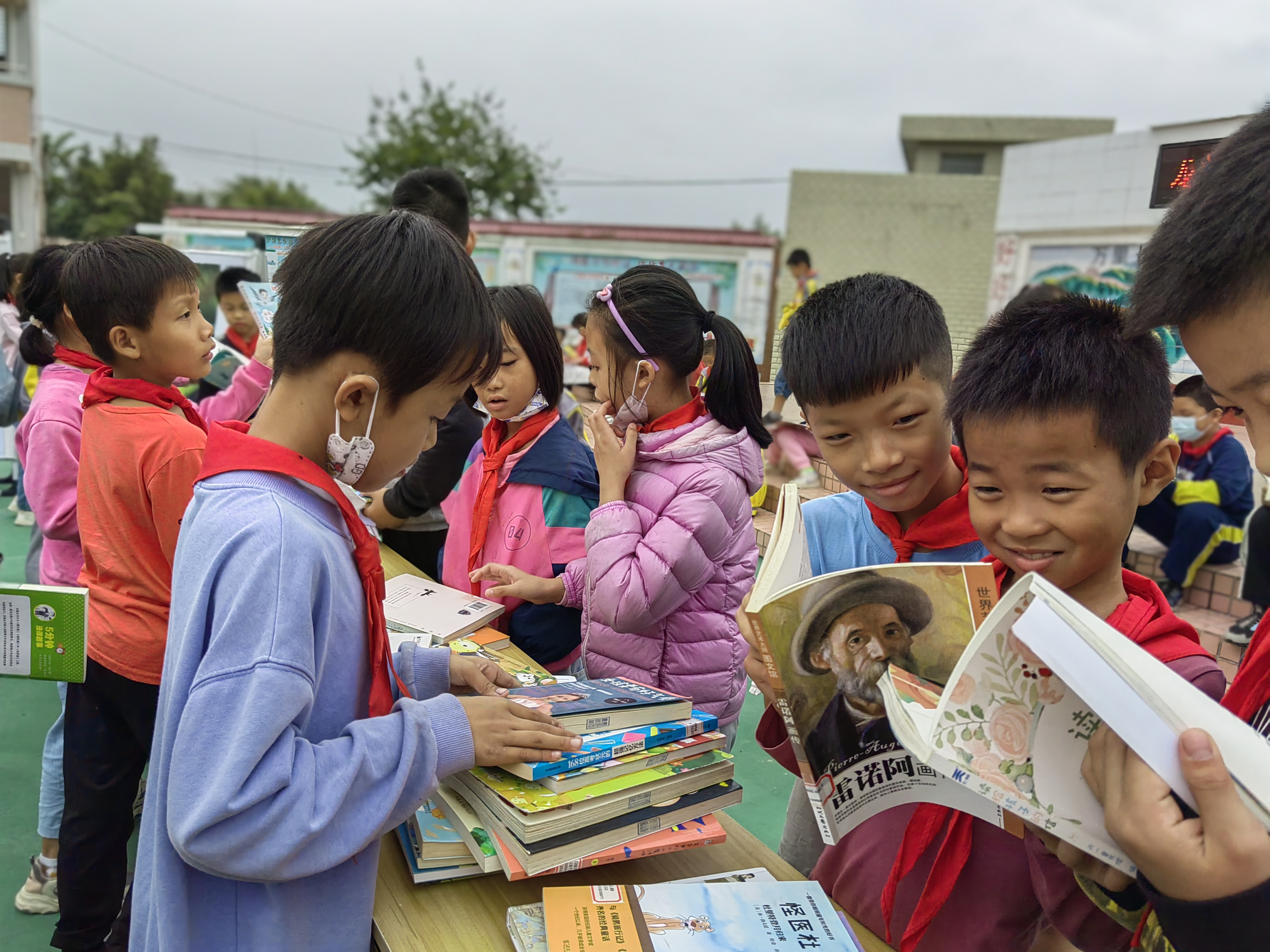 龙门县图书馆到龙田镇第一小学、龙田镇第二小学开展“奋进新征程·阅读再出发”阅读流动服务暨“发现南岭之美”图片巡展活动