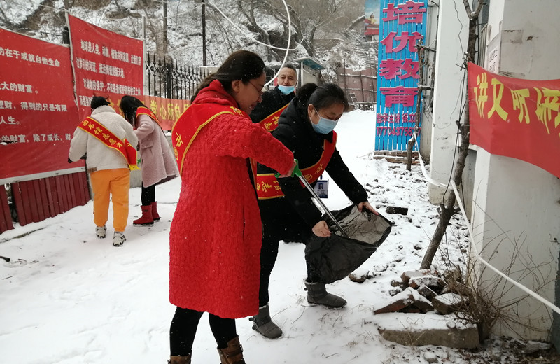 在支部领导的带领下,志愿者冒雪手持保洁工具、垃圾袋等工具,把图书馆周边的果皮、烟头、生活垃圾以及杂物等进行清洁2