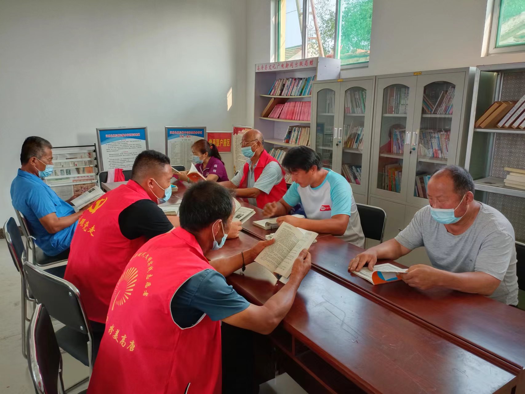 高唐县固河镇崔堂村农家书屋开展全民阅读活动