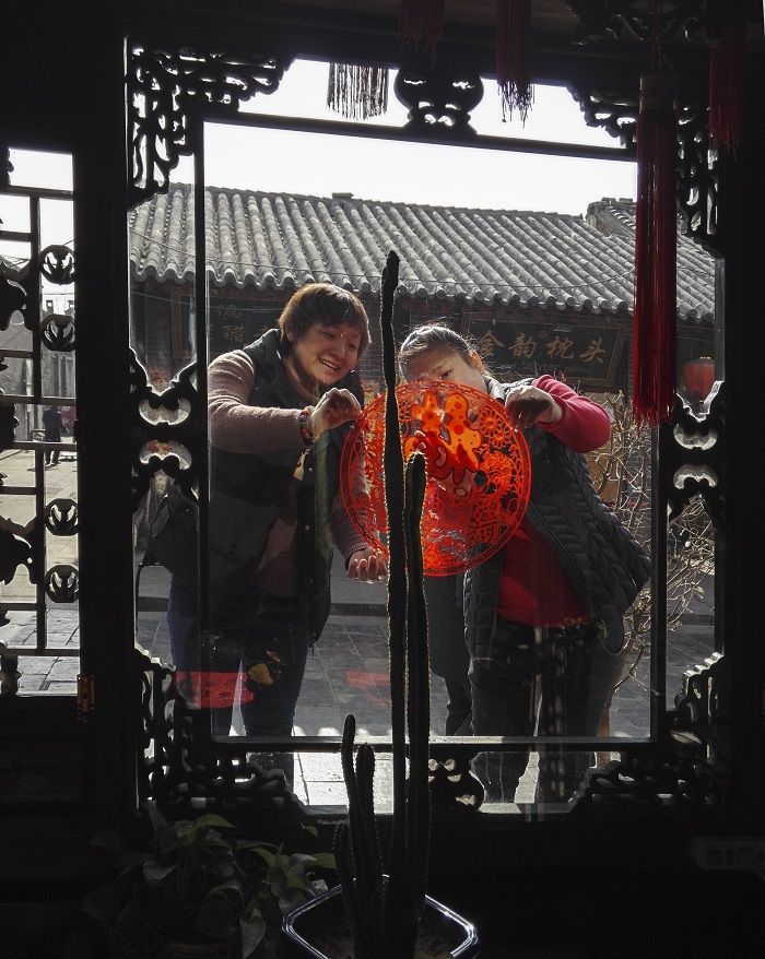 《贴窗花》-郝建中