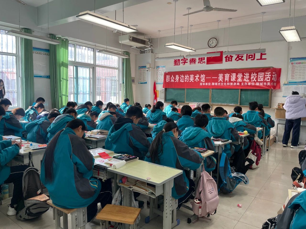 群众身边的美术馆——“艺润校园 美育心灵”美育课堂进校园 