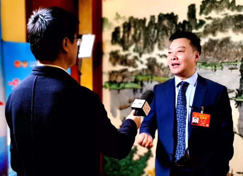 参加全国两会接受焦点访谈采访.jpg