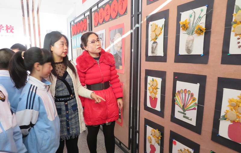 学生和老师都认真的观看,特别是草编花引起了各位老师的兴趣,都夸作品精致美观1