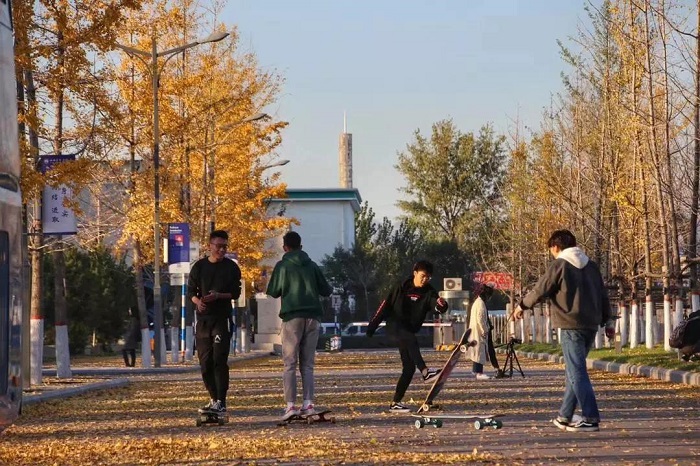《山西医科大学一角》周柏