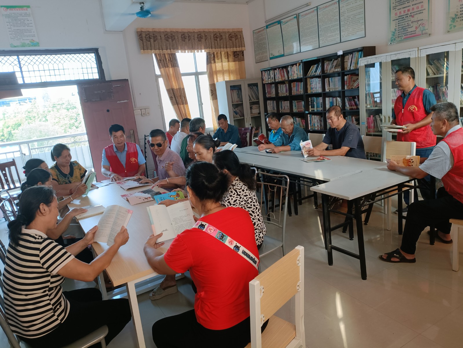 二塘村听党话 感党恩 跟党走  爱国主义主题教育读书活动.jpg