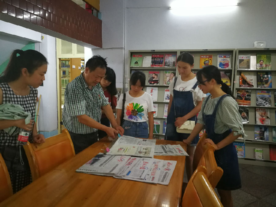 7月4日,州图书馆工作人员为学生详细讲解报纸记到知识.jpg?v=1761938323647