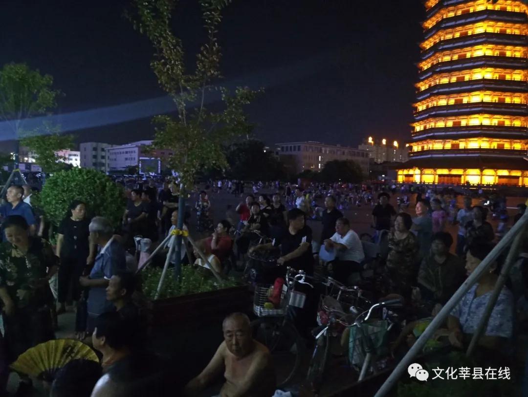燕塔广场演出现1.jpg