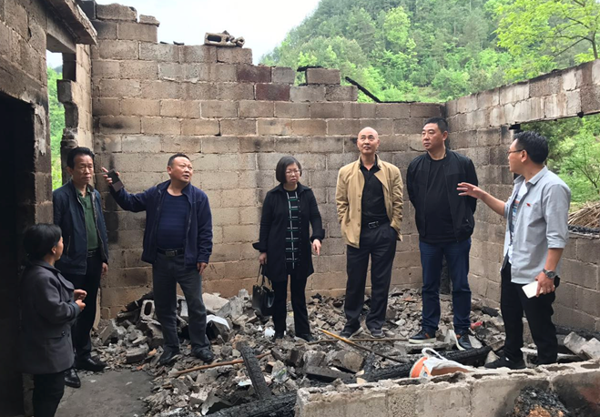 州图书馆精准扶贫工作组查看灾情