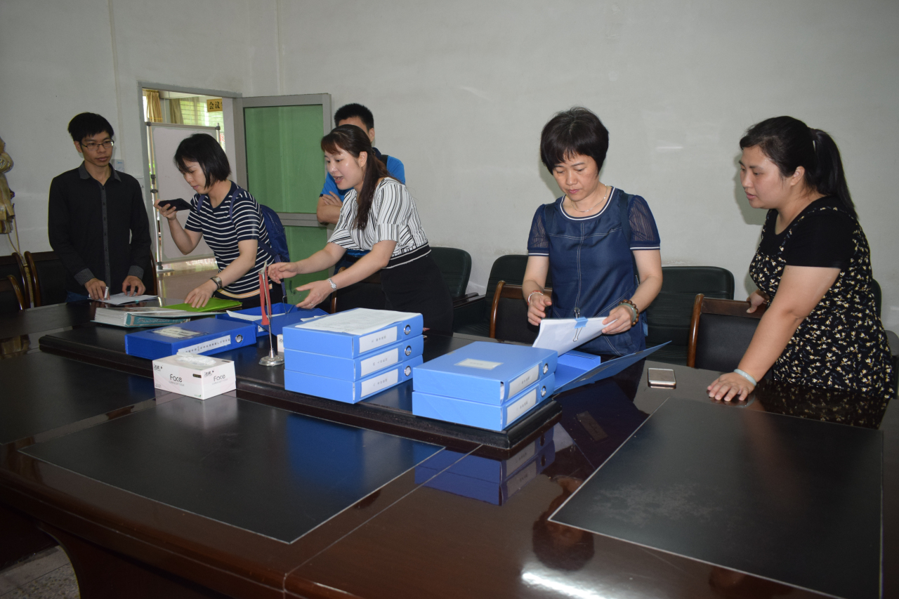 督导组查阅总分馆台账 督导组查阅总分馆台账.jpg?v=1766050628721