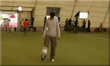 卡卡拍广告垫两个球