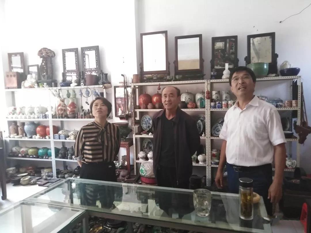 副市长柳改清一行在张兰古玩城向商户了解经营状况