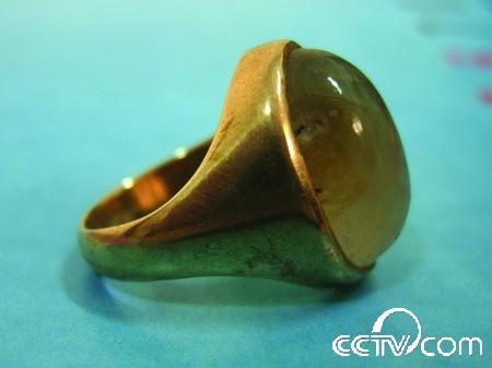 抗战文物——爱国华侨赠给中国国民革命军第19路军总指挥蒋光鼐的戒指。戒指上的宝石产自非洲,当地人以此物为护身宝,称其为“化险石”。 抗战文物——爱国华侨赠给中国国民革命军第19路军总指挥蒋光鼐的戒指。戒指上的宝石产自非洲,当地人以此物为护身宝,称其为“化险石”。.jpg?v=1764804267326