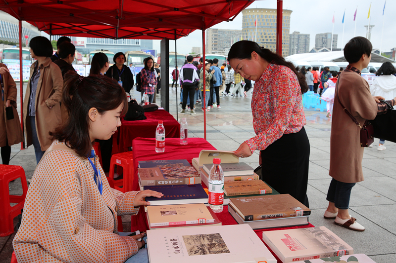 4月22日,恩施州图书馆展出精品地方文献,市民驻足观看_副本 4月22日,恩施州图书馆展出精品地方文献,市民驻足观看_副本.jpg?v=1765022919331