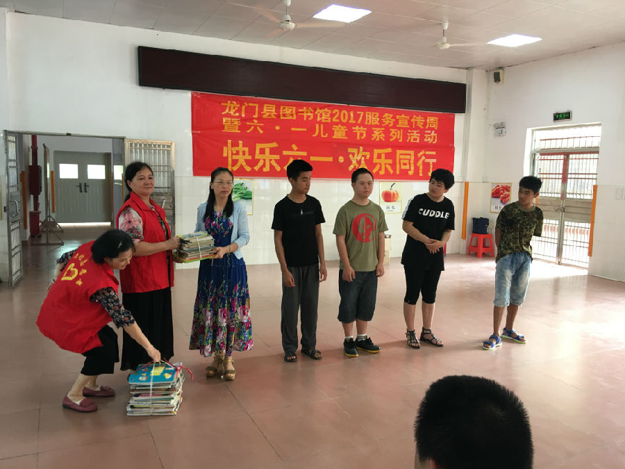 龙门县图书馆开展2017服务宣传周暨 六.一儿童节系列活动第一场活动简讯