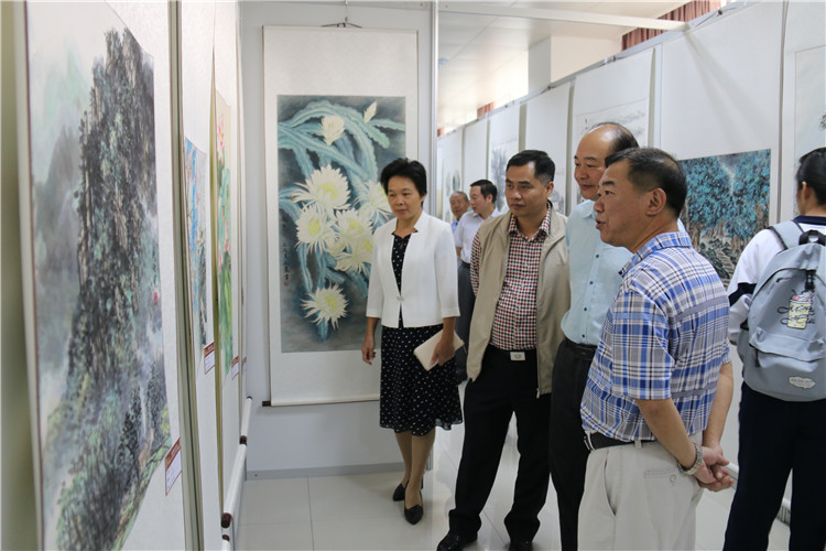 10月13日，阳山县政协“委员风采”美术展开幕式后，县政协党组书记、主席钟土城和出席开幕式人员到展厅参观展出作品。清远日报记者王媛婷摄.jpg?v=1746286042203