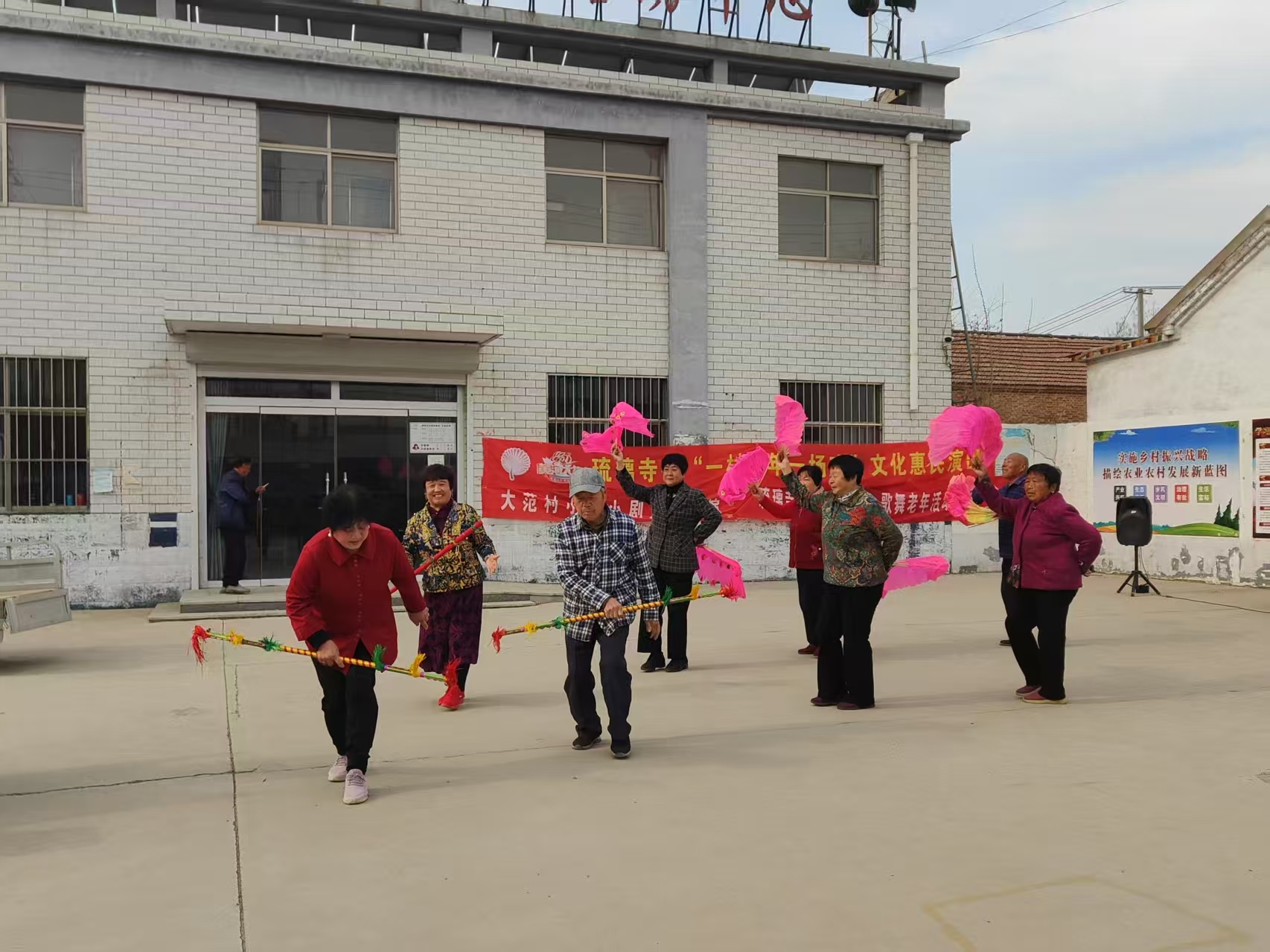 琉璃寺镇一年一村一场戏