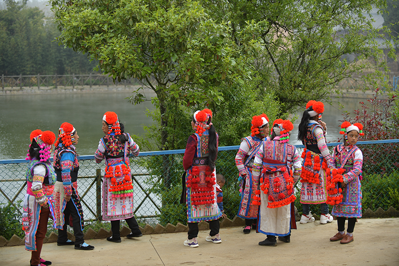 彝族支系大白彝人的服饰色彩艳丽主要以红色为主