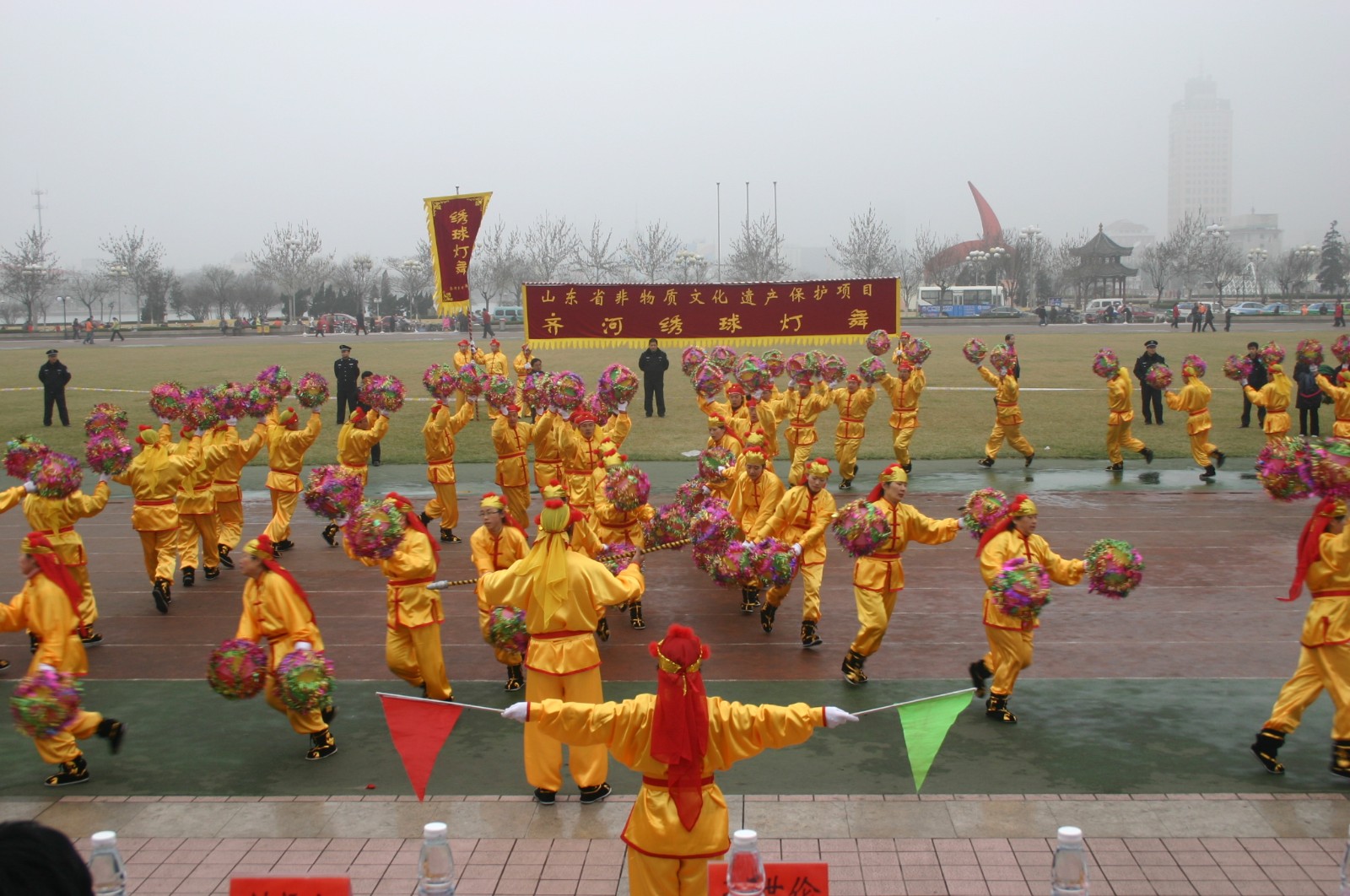 (5)齐河县劳动局表演队表演绣球灯舞中的“龙出须”场面-摄影:朱新达 2007.2