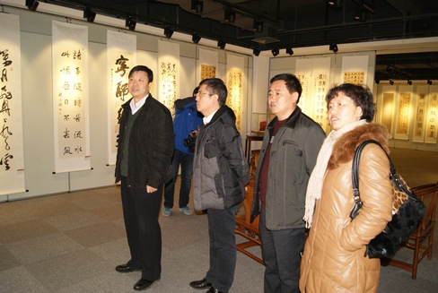 市文化局领导视察中国梦翰墨情书法现场 市文化局领导视察中国梦翰墨情书法现场.jpg