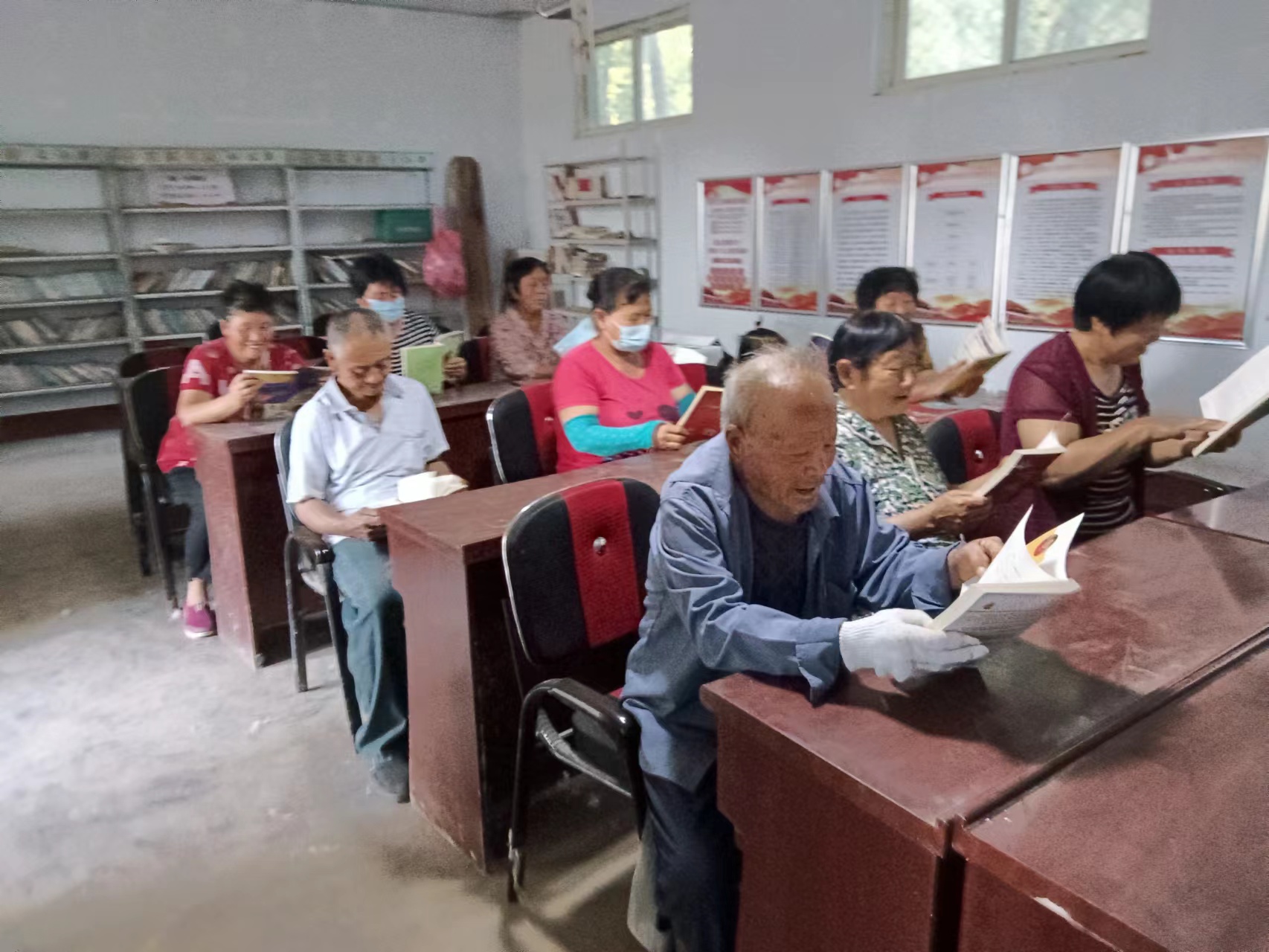 高唐县固河镇小华村农家书屋开展全民阅读活动