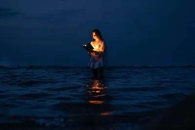 夜晚海边阅读 夜晚 海边 阅读 4K