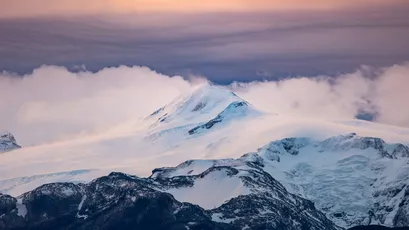雪山与云海的壮丽景色 自然景观 雪景 云层 4K