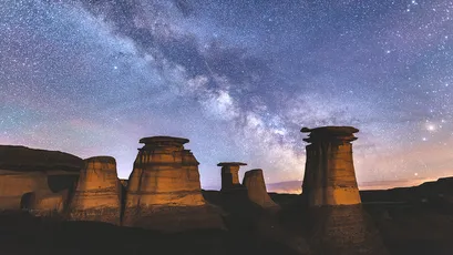 星空下的岩柱 夜景 星空 岩柱 1080P