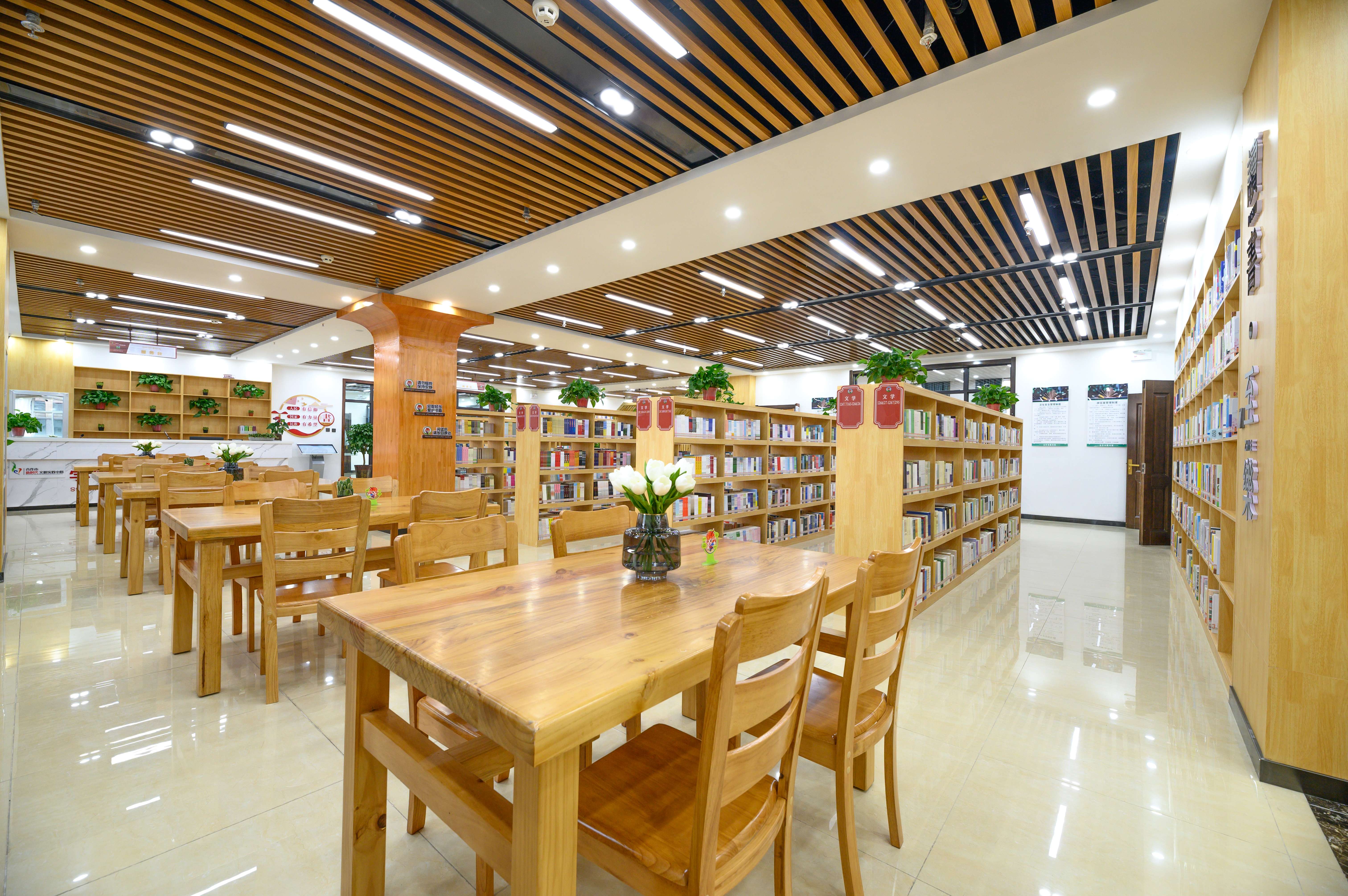 合作市图书馆——一楼阅览区