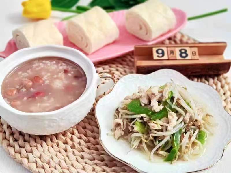营养八宝粥,银芽肉丝,千层饼.jpg