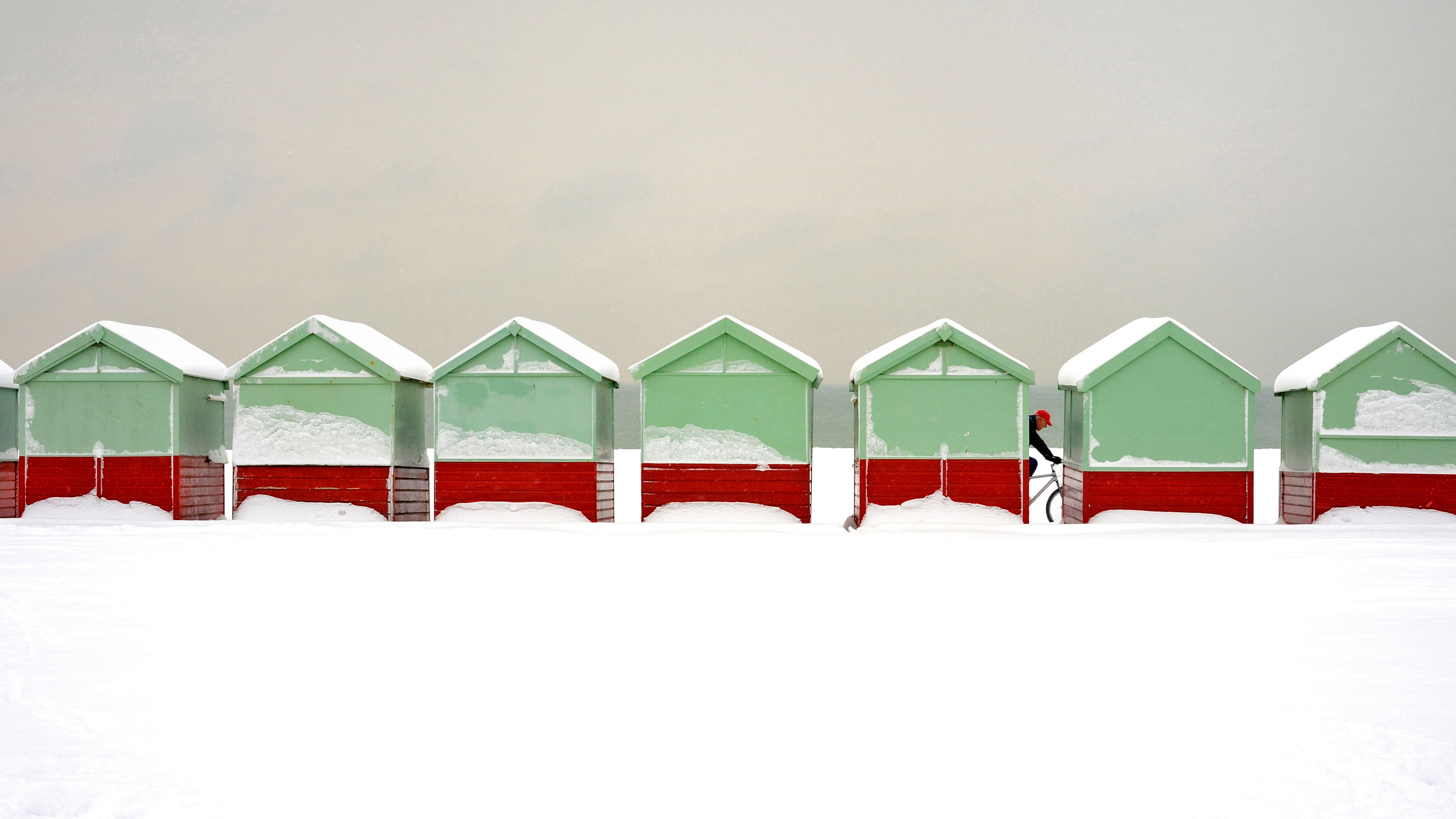 布莱顿-霍夫被雪覆盖的海滩小屋，英国