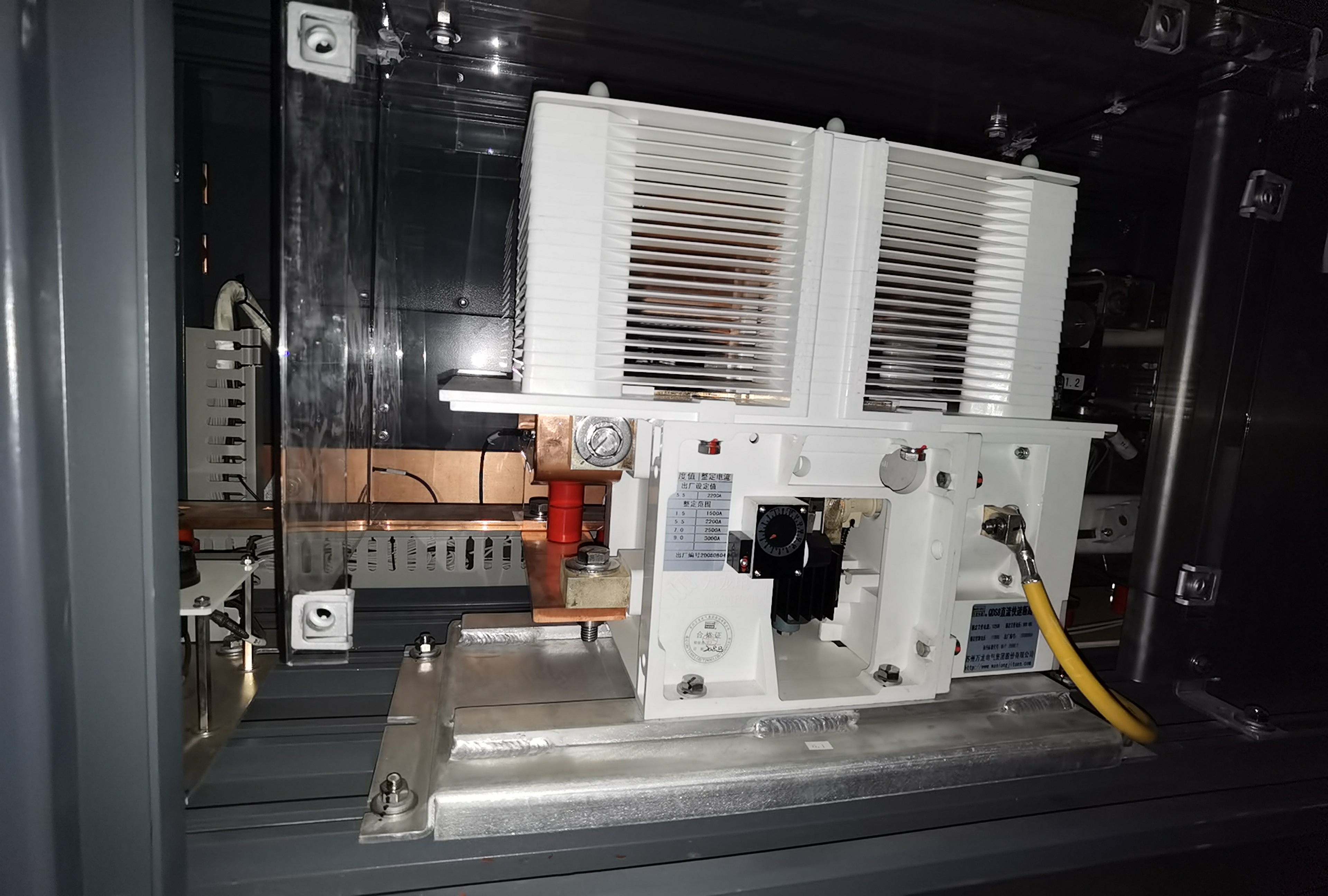 Tc车底部左侧 -高速断路器2.jpg