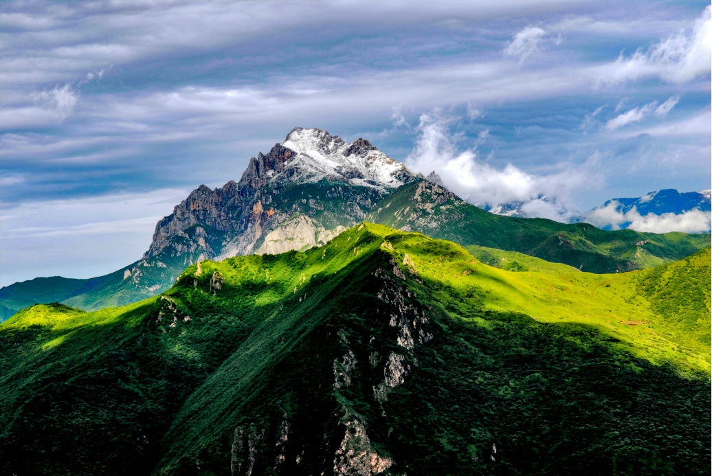 阿尼念钦山