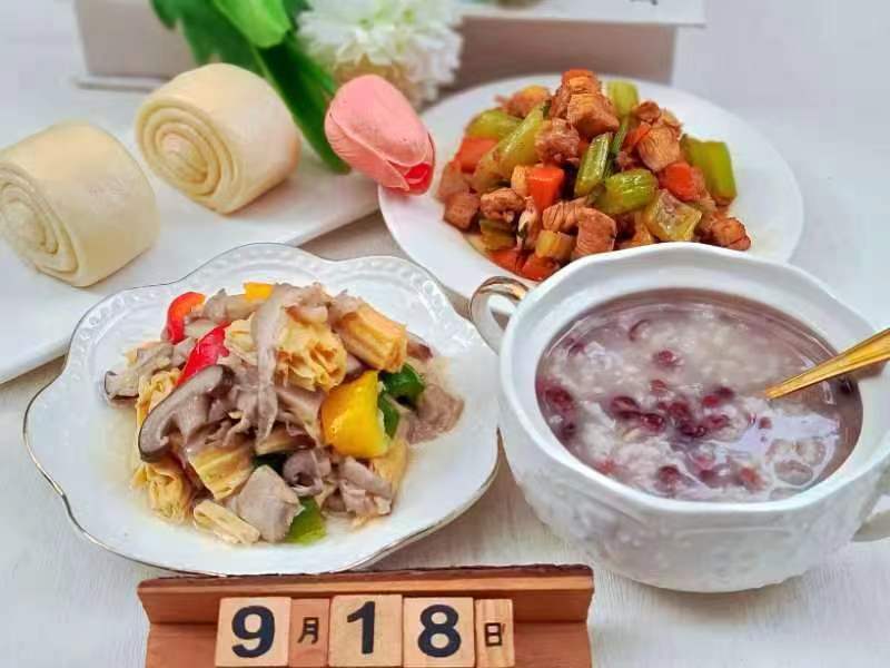 三色鸡丁双菇烧腐竹.jpg