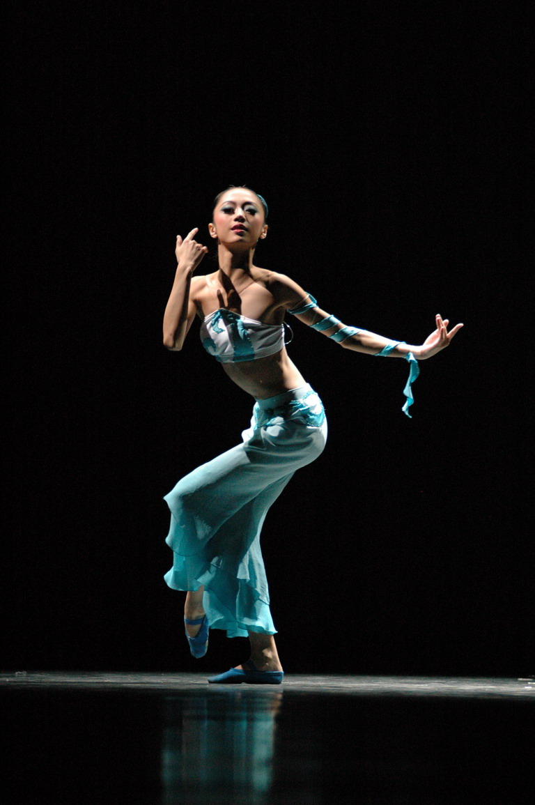 小踢腿有向前,向后,向旁和前后摆动四种做法.