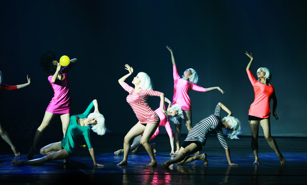 舞蹈想象产生的途径,分析生活中的动态,动律,经过取舍,捕捉到舞蹈形象