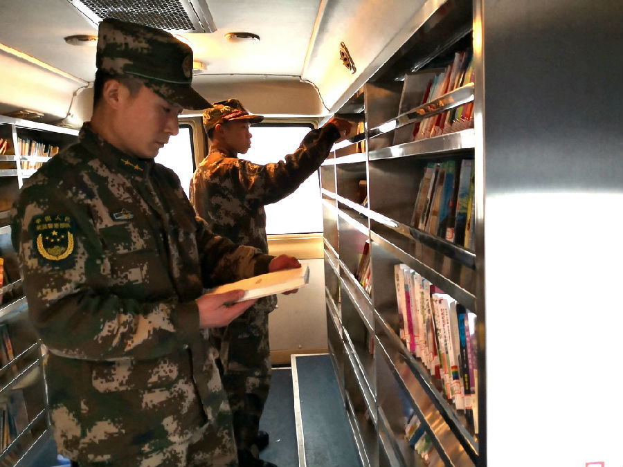 1月24日,咸丰县图书馆开着流动图书车走进消防中队,开启了2018年全民