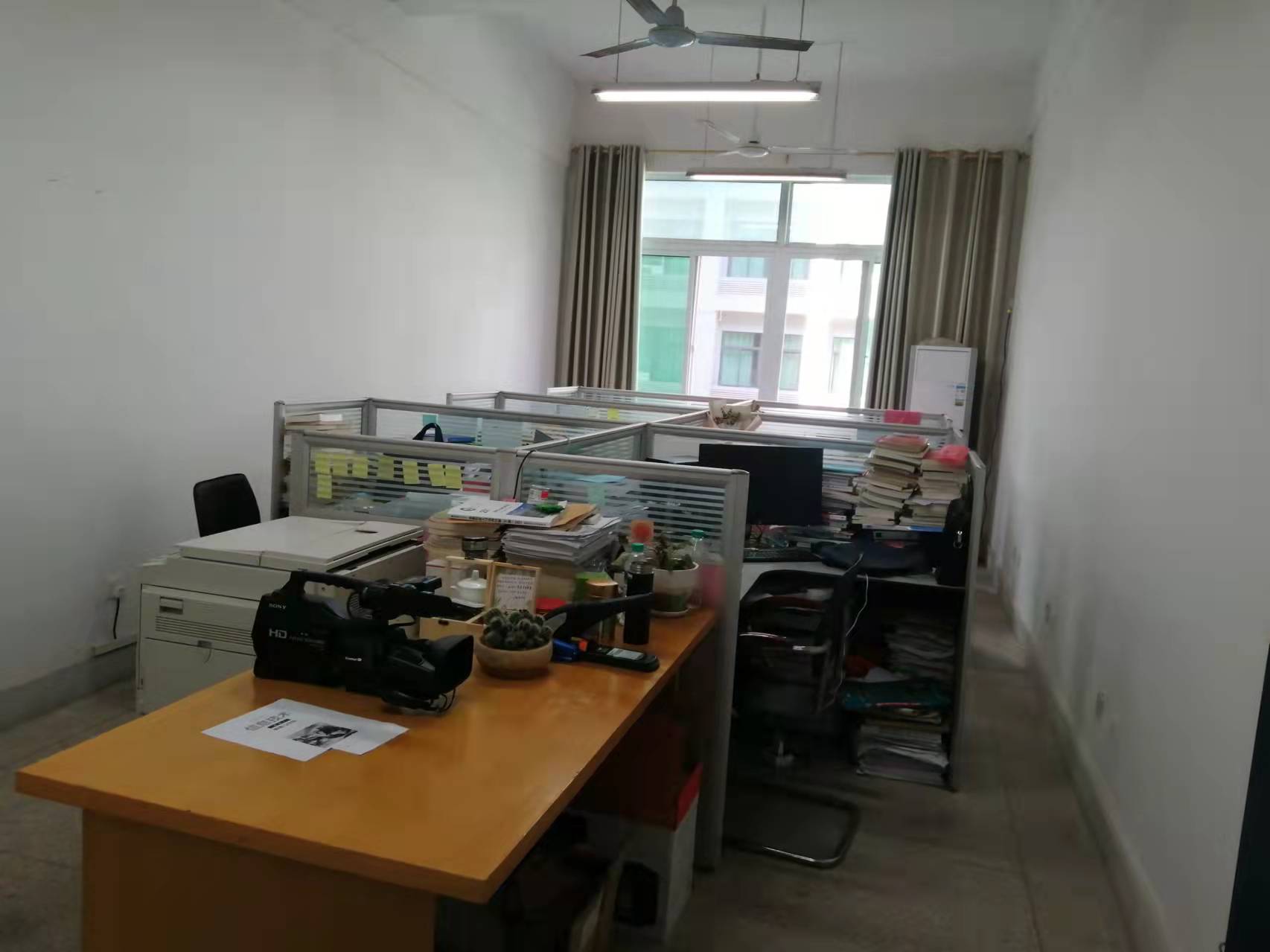 222办公室.jpg