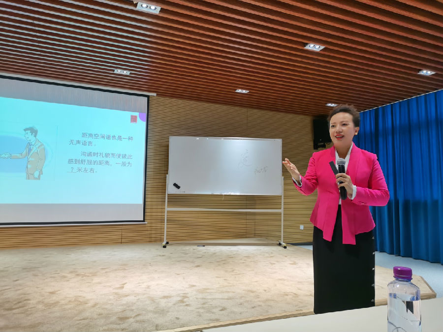 文婷老师进行礼仪知识讲解